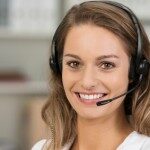 freundliche kundenberaterin telefoniert mit headset